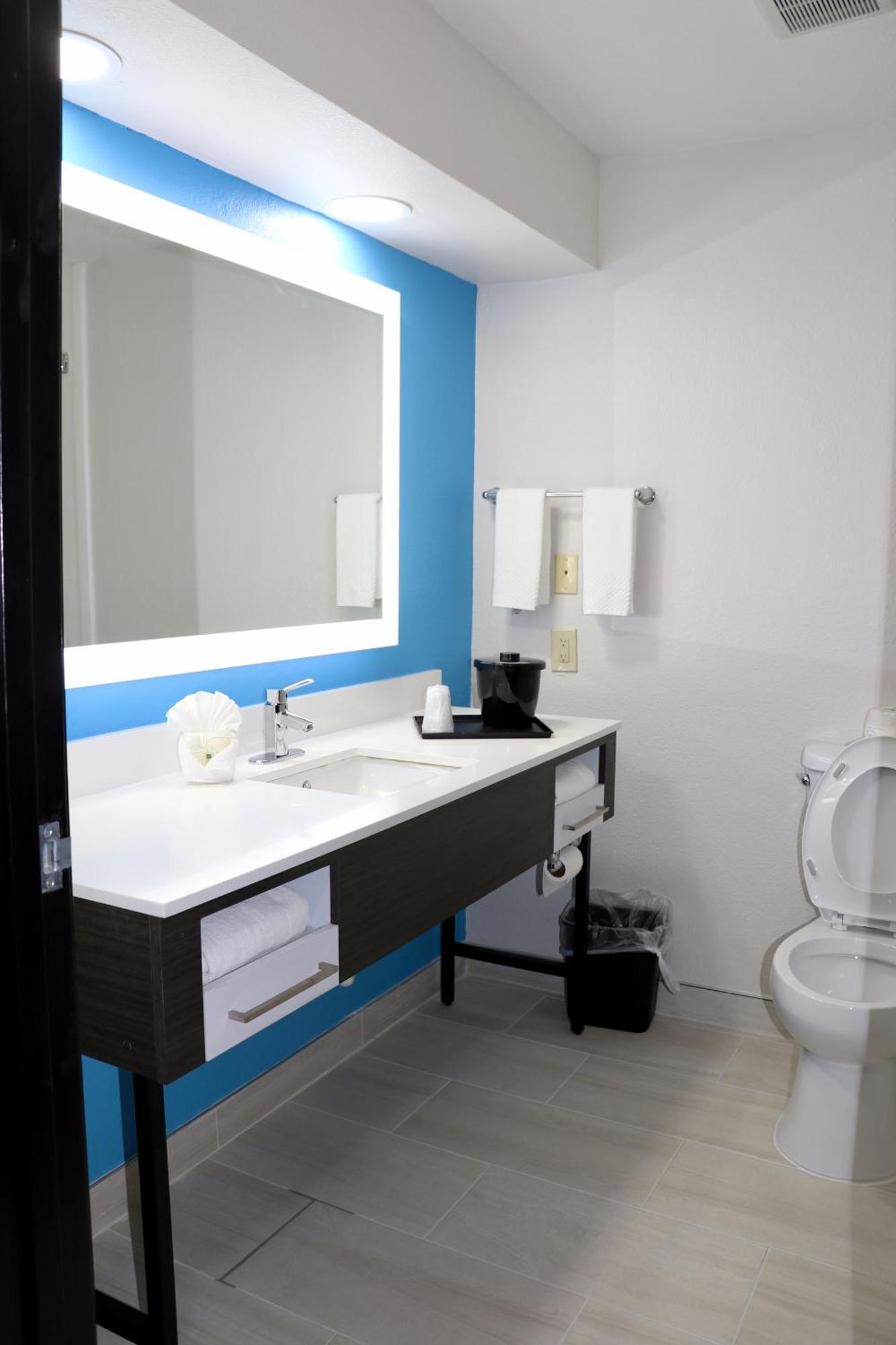 Quality Inn & Suites Buda Ngoại thất bức ảnh
