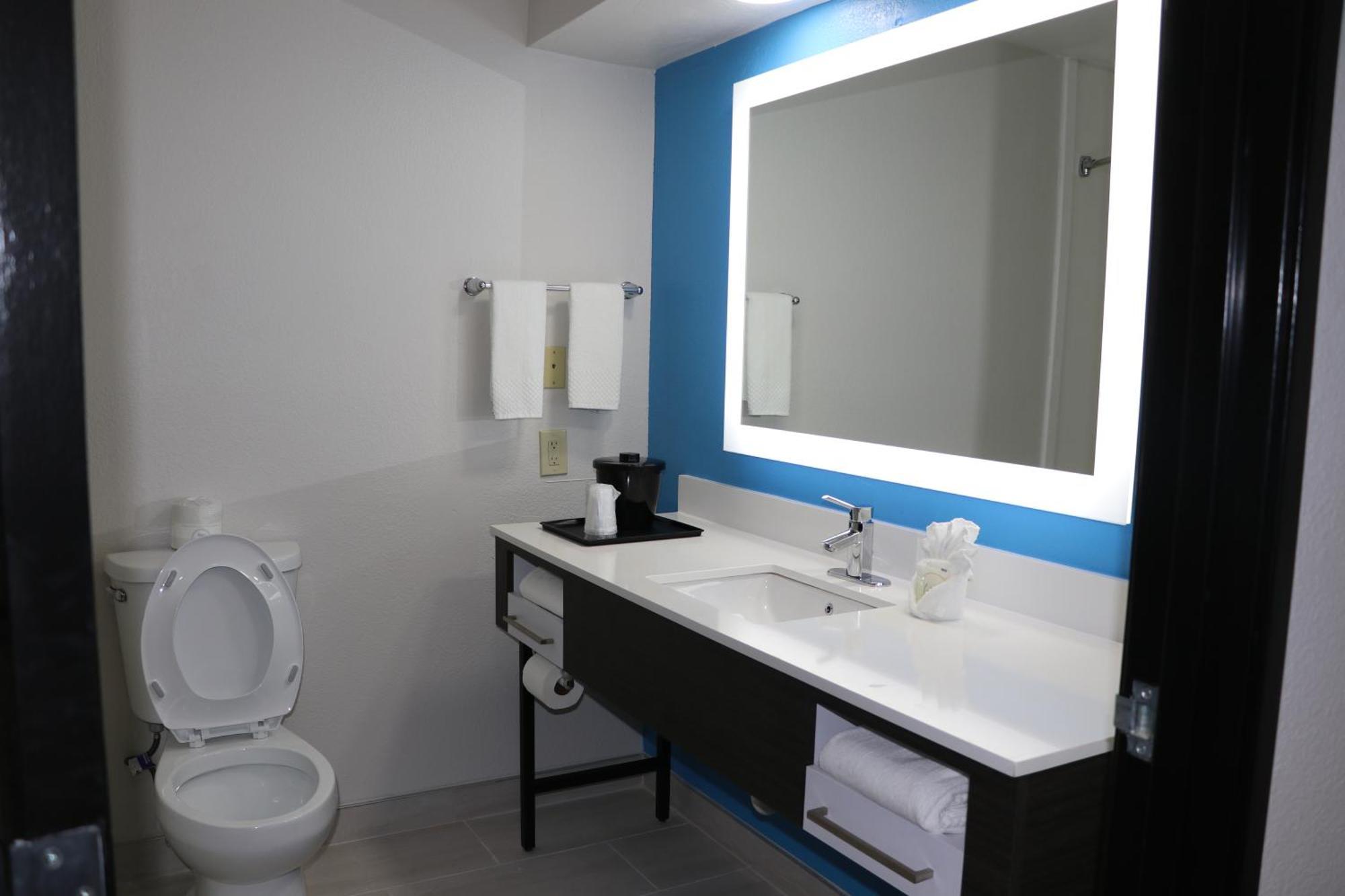 Quality Inn & Suites Buda Ngoại thất bức ảnh