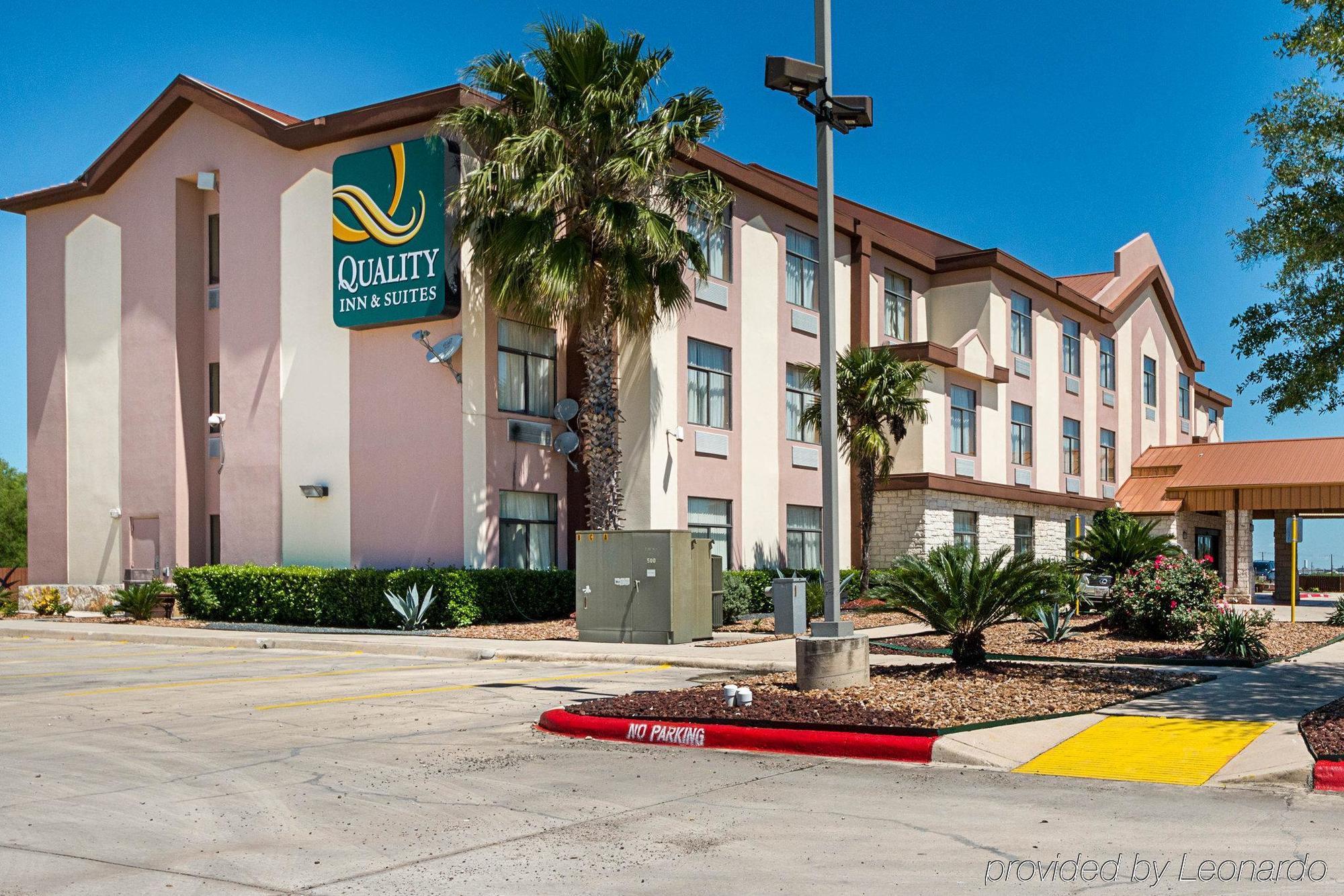 Quality Inn & Suites Buda Ngoại thất bức ảnh