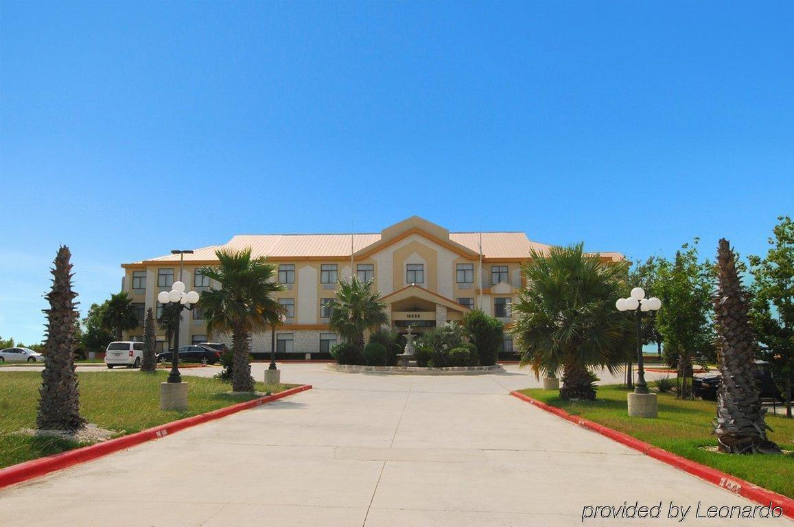 Quality Inn & Suites Buda Ngoại thất bức ảnh