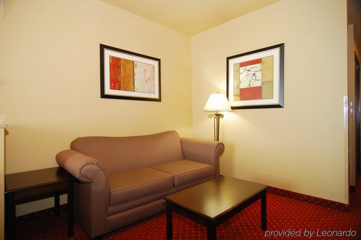 Quality Inn & Suites Buda Phòng bức ảnh