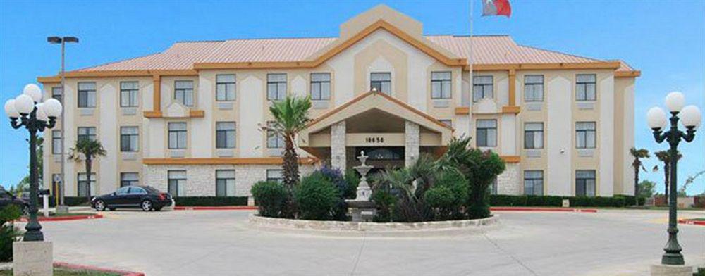 Quality Inn & Suites Buda Ngoại thất bức ảnh