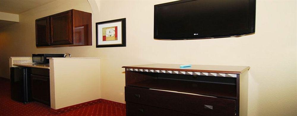 Quality Inn & Suites Buda Phòng bức ảnh